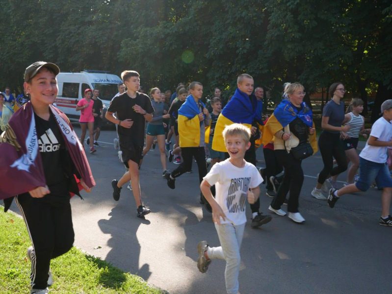 У Ромнах пройшов 8 Всеукраїнський забіг «Шаную воїнів, біжу за героїв України», приурочений Дню пам’яті Захисників України + ФОТО