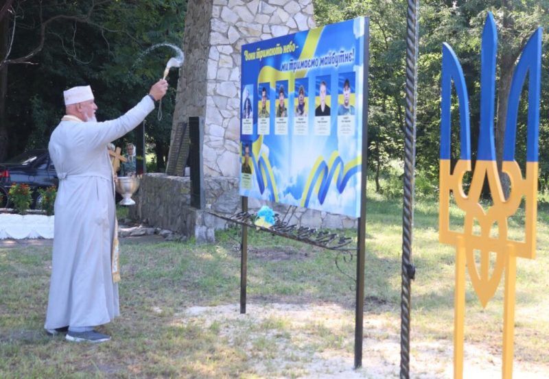 У селі Грузьке відкрито меморіальний стенд полеглим Героям-землякам