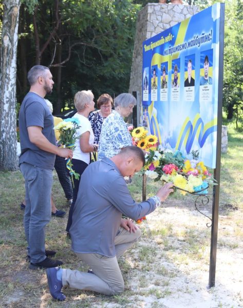 У селі Грузьке відкрито меморіальний стенд полеглим Героям-землякам