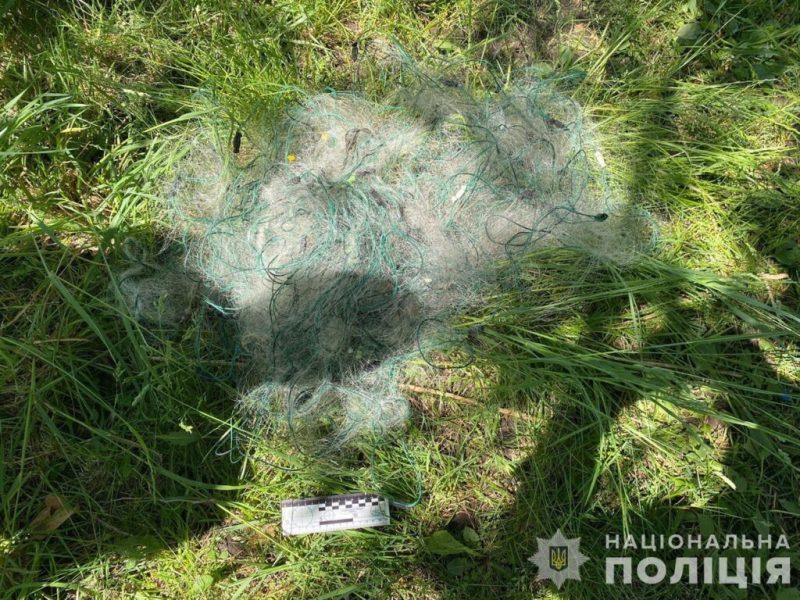 У Шосткинському районі поліцейські викрили молодиків, які сітками ловили рибу