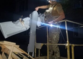 У Сумах російський БпЛА застряг у деревах біля багатоповерхівки