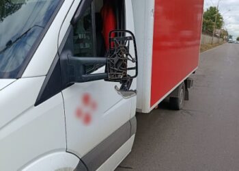 У Сумах водій «Тойоти» зіткнувся із поштовою автівкою і поїхав далі