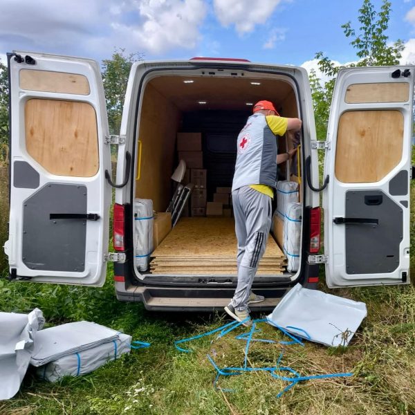 У Воронежі на Шосткинщині унаслідок ворожої атаки повністю знищено житловий будинок: допомогу постраждалим надали волонтери Червоного Хреста