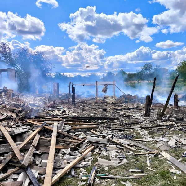 У Воронежі на Шосткинщині унаслідок ворожої атаки повністю знищено житловий будинок: допомогу постраждалим надали волонтери Червоного Хреста