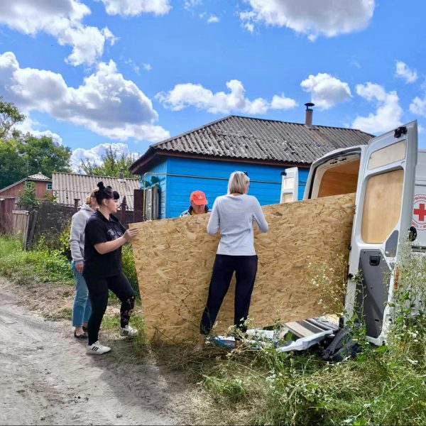 У Воронежі на Шосткинщині унаслідок ворожої атаки повністю знищено житловий будинок: допомогу постраждалим надали волонтери Червоного Хреста