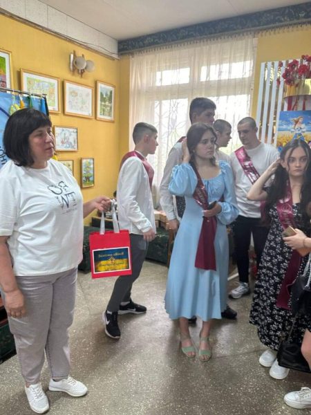 Учні Шосткинської ЗОШ № 12 підтримали акцію «Замість квітів – допомога ЗСУ».