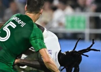 ВІДЕО. Кін, який отримав червону, показав, як Сарапій тягав його за волосся