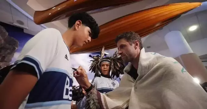 ВІДЕО. Корінні індіанці привітали Томаса Мюллера у Ванкувері