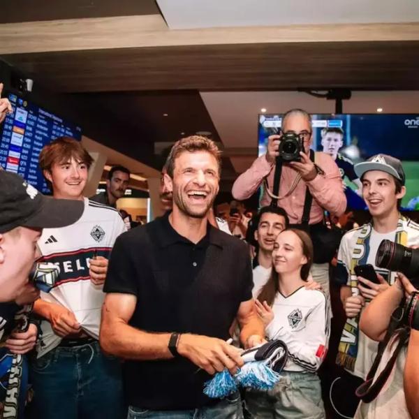 ВІДЕО. Корінні індіанці привітали Томаса Мюллера у Ванкувері