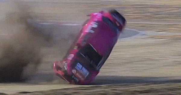 ВІДЕО. Моторошна аварія під час гонки. Машину підкинуло в повітря