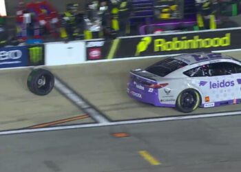 ВІДЕО. Пілот втратив колесо після піт-стопу. Суперники врятували