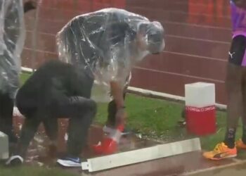 ВІДЕО. Вигрібали воду із сектора. Діамантова ліга такого ще не бачила