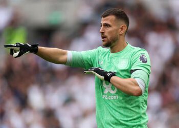 ВІДЕО. Вперше в АПЛ: суддя призначив кутовий після затримки часу воротарем