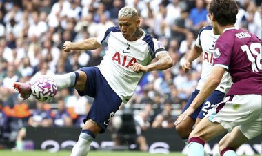 ВІДЕО. Вперше в АПЛ: суддя призначив кутовий після затримки часу воротарем