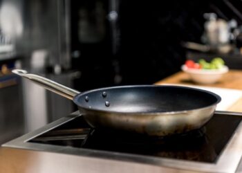 Відвалиться будь-який бруд: як швидко очистити сковорідку від багаторічного і сильного нагару