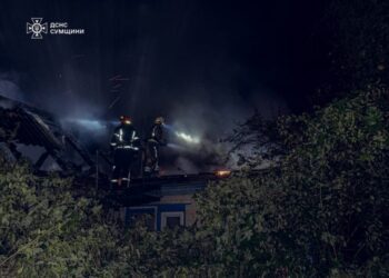 Вночі на Роменщині рятувальники запобігли масштабній пожежі в житловому секторі