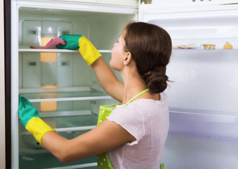 Запах гнилої риби у холодильнику: звідки береться та як ефективно позбутися