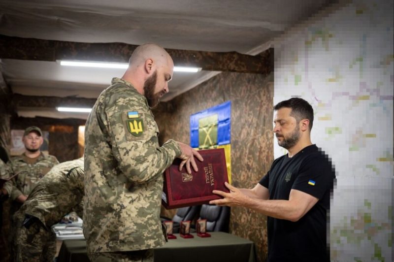 Зеленський відвідав Сумщину: у річницю початку Курської операції Президент зустрівся з воїнами 225-го окремого штурмового полку та відзначив їх нагородами