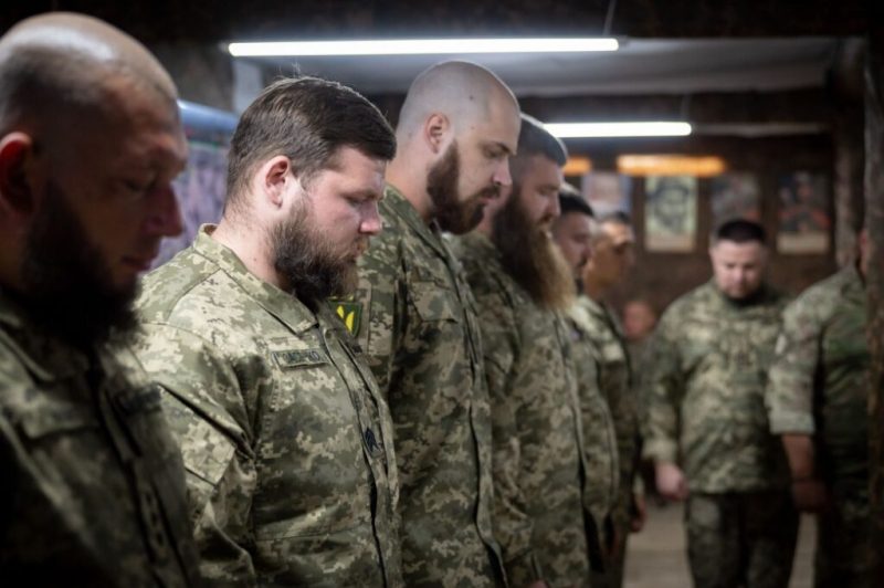 Зеленський відвідав Сумщину: у річницю початку Курської операції Президент зустрівся з воїнами 225-го окремого штурмового полку та відзначив їх нагородами