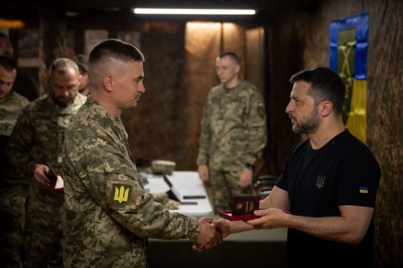 Зеленський відвідав Сумщину: у річницю початку Курської операції Президент зустрівся з воїнами 225-го окремого штурмового полку та відзначив їх нагородами