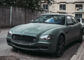 Занедбаний раритет: у Києві виявили спортивний седан із двигуном Ferrari (ФОТО)