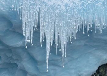 Українські полярники показали дивовижні бурульки в Антарктиді