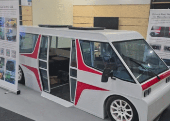 Українці привезли на автошоу в Мюнхені недорогий електрокар для осіб з інвалідністю (ФОТО)