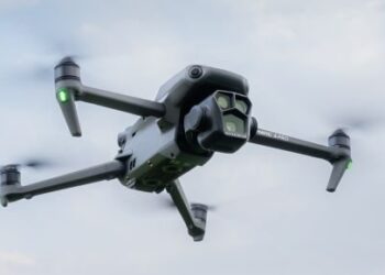 Ворожий дрон влучив у цивільне авто на Сумщині: поранено водія