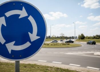 Коли треба вмикати поворотники на круговому перехресті