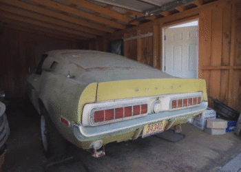 Раритетний заряджений Ford Mustang 60-х за $150 000 простояв 40 років у гаражі (ВІДЕО)