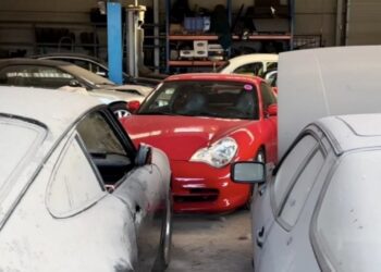 Знайшли покинутий автосалон із колекцією рідкісних Porsche та DeLorean