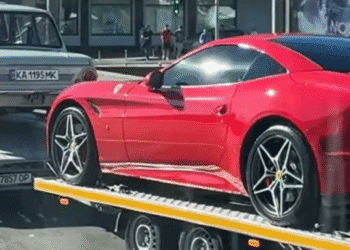 Місто контрастів: у Києві помітили автовоз із раритетним Ferrari та “Запорожцем” (ФОТО)