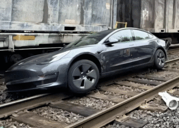 Спрямував електрокар під потяг: в автопілоті Tesla виявили небезпечний дефект (ВІДЕО)