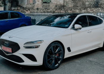 У Києві засвітився недорогий конкурент BMW 3 Series і Mercedes C-Class від Hyundai (ФОТО)