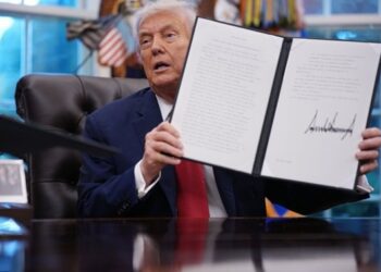 Трамп оголосив нові мита на імпорт ліків, вантажівок і меблів