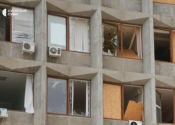 Через влучання безпілотника у центрі Сум поранено кількох людей, серед них і діти, – ОВА