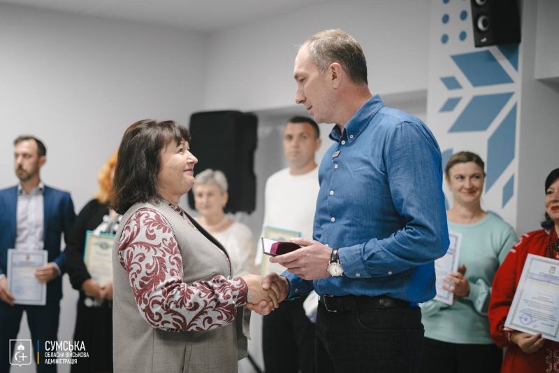Голова ОВА вручив педагогам Сумщини відзнаки Міністерства освіти і науки України