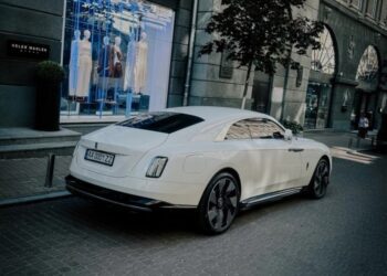 У Києві помітили новітній електромобіль Rolls-Royce