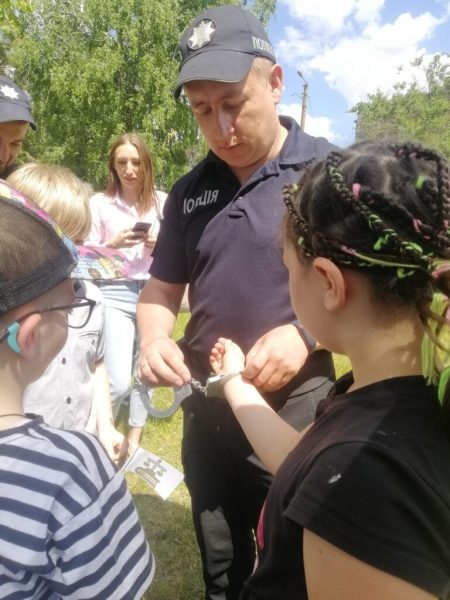 Цікава зустріч поліцейських та учнів Шосткинської школи №13 (+фото)