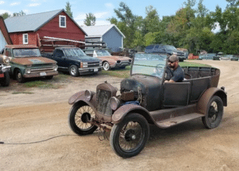 Довгожителька Ліззі: знаменитий 99-річний Ford поїхав після років простою надворі (ВІДЕО)