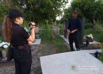 На Охтирщині поліцейські завершили слідство відносно чоловіка за наругу над могилами