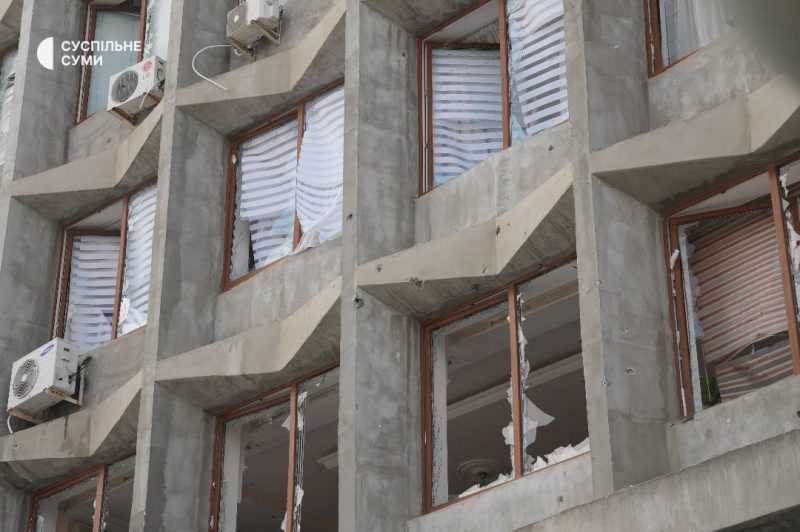 Через влучання безпілотника у центрі Сум поранено кількох людей, серед них і діти, - ОВА