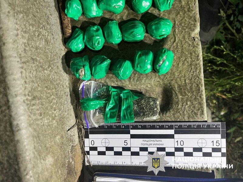 У Сумах поліцейські затримали 21-річного чоловіка за підозрою у збуті наркотиків