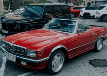 Яскрава зірка 80-х: у Києві помітили рідкісний заряджений спорткар Mercedes-AMG (ФОТО)
