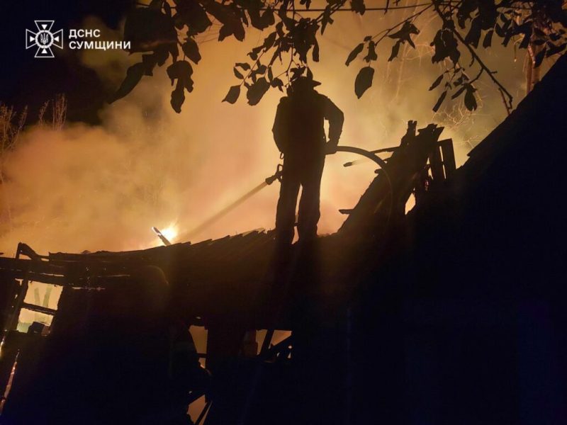 Конотопські рятувальники показали, як ліквідовували пожежу, що виникла після російського обстрілу