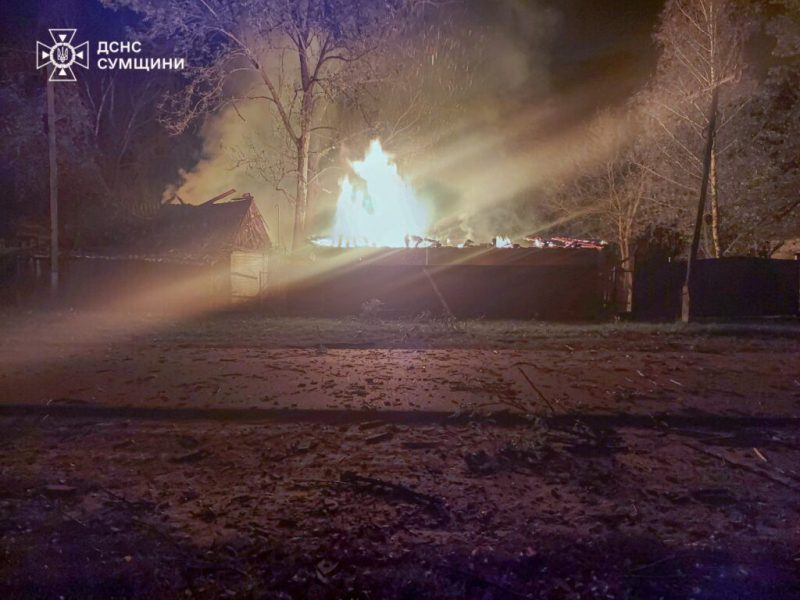 Конотопські рятувальники показали, як ліквідовували пожежу, що виникла після російського обстрілу