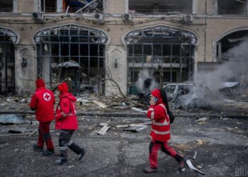 Медикам в зонах бойових дій підвищать зарплати: Свириденко озвучила цифри