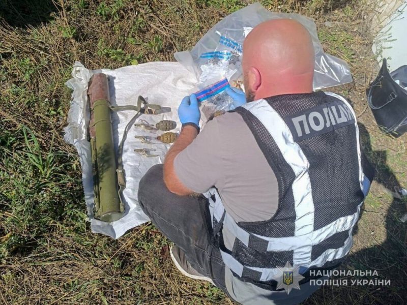 На Конотопщині поліцейські викрили чоловіка у незаконному зберіганні зброї та боєприпасів