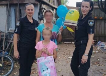 На Шосткинщині поліцейські привітали з Днем народження дитину, сім’я якої перебуває у складних життєвих обставинах