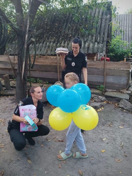 На Шосткинщині поліцейські привітали з Днем народження дитину, сім’я якої перебуває у складних життєвих обставинах